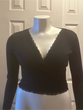 Black Lace-Trim Ribbed Crop Top - V-Neck